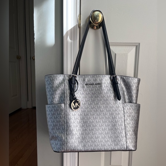 🖤Michael Kors Silver Tote Bag🖤 - Picture 3 of 16